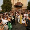 Lume multa in fata bisericii