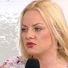 Aoleu, nu! Adriana Rouge se face ca canta (video)