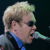 Elton John deviaza circulatia in Bucuresti