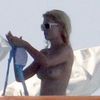Paris Hilton, topless la plaja (poze)
