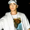 Eminem a filmat clip pentru `Crack A Bottle`