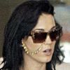 Katy Perry si-a pus inel indian in nas (foto)