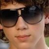 Nick Jonas a cazut pe scena (video)