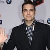 Robbie Williams isi invinge tracul prin yoga