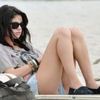 Selena Gomez, cu pasarica la vedere (poze)