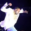 Kanye West a plonjat pe spate in concert (video)