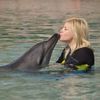 Loredana s-a sarutat cu un delfin in vacanta din Emiratele Arabe Unite (poze)