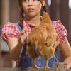 Miley Cyrus, premiata de PETA pentru ca a adoptat un pui de gaina