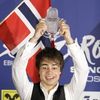 Alexander Rybak, cu trofeul Eurovision 2009 spart