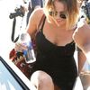 Miley Cyrus si-a scos pasarica la plimbare cu bicicleta (foto)