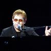 Elton John o critica dur pe Madonna: "E o stripperita de balci!"