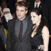 Robert Pattinson si Kristen Stewart, impreuna pe covorul rosu la premiera ultimului Twilight