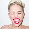 Miley Cyrus a ramas fara sprancene (poze)