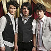 Jonas Brothers tintesc primul loc in Topul Billboard