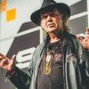 Neil Young si-a retras aproape toate piesele de pe site-urile de streaming 