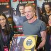 Universal Music Romania i-a acordat discul de aur lui Sting pentru vanzarile albumului “57th & 9th” in Romania
 