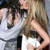 Ashley Tisdale: `Miley Cyrus e cu picioarele pe pamant`