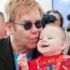 Elton John vrea sa adopte un baietel