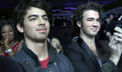 Joe si Kevin il sustin pe Nick la Grammy Nominations Concert Live