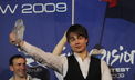 Alexander Rybak, cu trofeul Eurovision 2009 spart