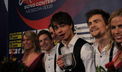 Alexander Rybak, cu trofeul Eurovision 2009 spart