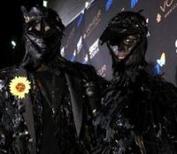 Recunoaste artistii costumati de Halloween