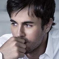 Pe tine te vrajeste Enrique Iglesias?