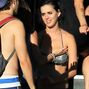 Katy Perry si-a expus posteriorul la piscina