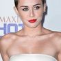Miley Cyrus, gafa pe covorul rosu